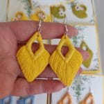 cercei macrame romb culoare galbena cu franzuri si floare alba din lut polimeric cercei usori