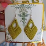 cercei macrame romb verde deschis cu franzuri si floare alba din lut polimeric cercei usori