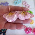cercei-jucausi-cu-floare-roz-auriu-lut-polimeric-handmade-eva-art