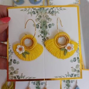 cercei macrame evantan, rotund, semirotund,cerc, cu franzuri culoare galbena cu floare alba din lut polimeric cercei usori, accente aurii