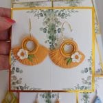 cercei macrame evantan, rotund, semirotund,cerc, cu franzuri si piersicuta cu floare alba din lut polimeric cercei usori, accente aurii
