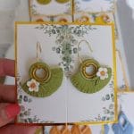 cercei macrame evantai, rotund, semirotund,cerc, verde cu franzuri si floare alba din lut polimeric cercei usori