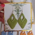 cercei macrame romb verde cu franzuri din lut polimeric cercei usori