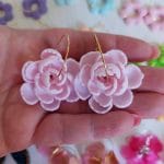 cercei cu bujori roz pastel
