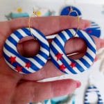 Cercei rotunzi din fimo lucrati handmade cu note marine.