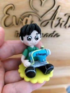 figurina-designer-vestimentar-croitor-bebelusi-meseriasi-baieti-pentru-turta-luat-din-mot-de-pus-pe-tavita-de-mot-eva-art-handmade