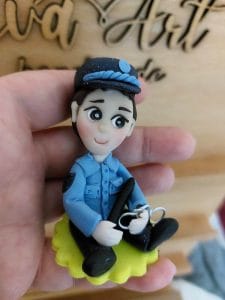 figurina-politist-bebelusi-meseriasi-baieti-pentru-turta-luat-din-mot-de-pus-pe-tavita-de-mot-eva-art-handmade