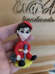 figurina-pompier-bebelusi-meseriasi-baieti-pentru-turta-luat-din-mot-de-pus-pe-tavita-de-mot-eva-art-handmade