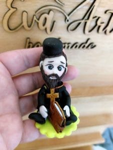 figurina-preot-bebelusi-meseriasi-baieti-pentru-turta-luat-din-mot-de-pus-pe-tavita-de-mot-eva-art-handmade