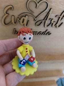 figurina-social-media-manager-bebelusi-meseriasi-baieti-pentru-turta-luat-din-mot-de-pus-pe-tavita-de-mot-eva-art-handmade