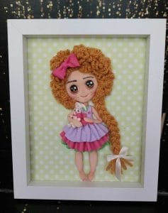 tablou de colectie cu fetia handmade eva art handmade in tablou este o fetita cu rochita mov si un iepuras de jucarie, ea are parul lung si cret, prins intr-o coada impletita. papusa este realizata din lut polimeric si este intruchiparea copilariei.
