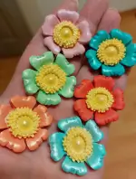 eva-art-handmade-brosa-handmade-floare-rosie-cu-detalii-galbene
