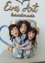 Cană handmade cu mamă și două fiice – cadou unic de 1 Iunie pentru familii