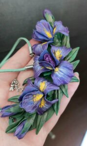 colier cu 3 flori de iris mov cu galben lucrate handmade