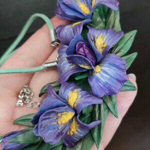 colier cu 3 flori de iris mov cu galben lucrate handmade