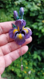Broșă Tip Ac „Iris Regal” – Floare de Stânjenel Mov Modelată Manual