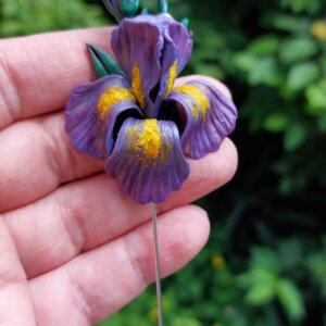 Broșă Tip Ac „Iris Regal” – Floare de Stânjenel Mov Modelată Manual