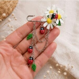 Broșă handmade cu margarete și buburuze – accesoriu floral de primăvară