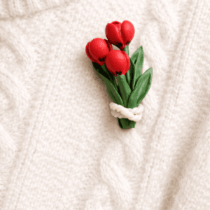 brosa-buchet-tulipane-rosii-handmade-lut-polimeric-martisor-eva-art.