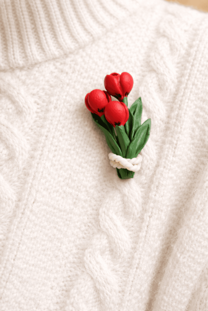 brosa-buchet-tulipane-rosii-handmade-lut-polimeric-martisor-eva-art.