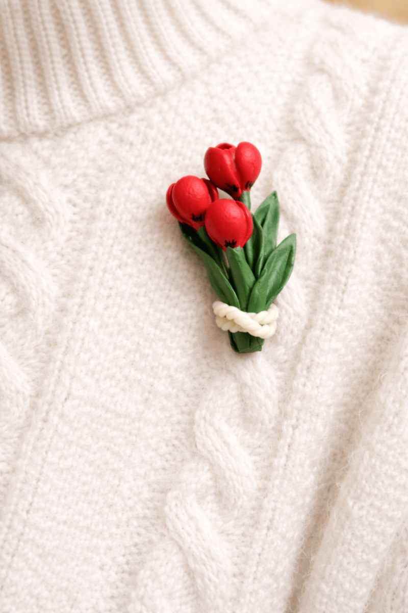 brosa-buchet-tulipane-rosii-handmade-lut-polimeric-martisor-eva-art.