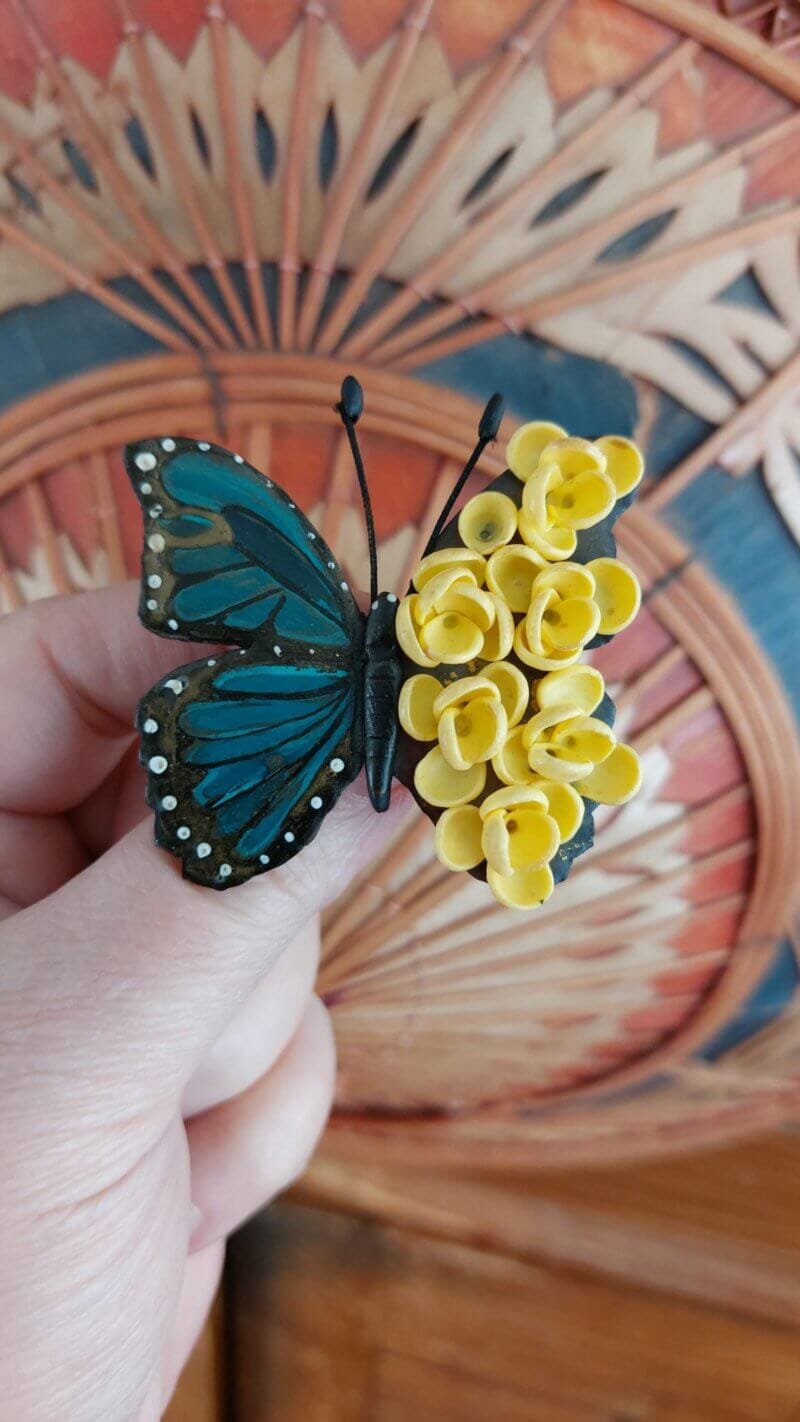 Broșă fluture albastru închis cu flori galbene