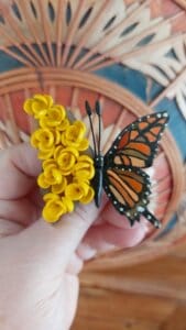 Brosa handmade cu fluture si flori galbene
