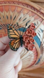 Brosa fluture handmade maro cu flori maro