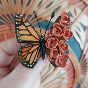Brosa fluture handmade maro cu flori maro