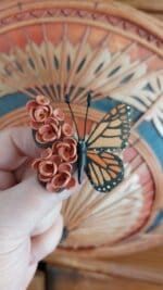 Brosa fluture cu flori 1 martie martisor
