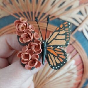 Brosa fluture cu flori 1 martie martisor