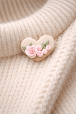 brosa-inima-bej-cu-trandafiri-roz-handmade-lut-polimeric-martisor-eva-art-pe-pulover-crem