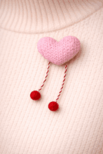 brosa-inima-roz-handmade-lut-polimeric-martisor-eva-art-pe-pulover-alb
