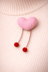 brosa-inima-roz-handmade-lut-polimeric-martisor-eva-art-pe-pulover-alb