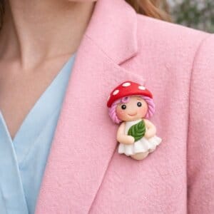 Broșă mărțișor păpușică Ciupercuță – handmade din lut polimeric (Eva Art)