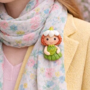 Broșă mărțișor păpușică Ghiocel – handmade din lut polimeric (Eva Art)