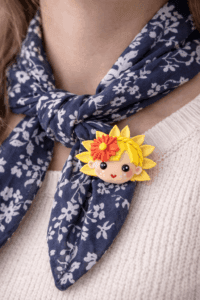 brosa-papusa-galbena-handmade-lut-polimeric-martisor-eva-art-pe-esarfa-albastra