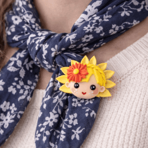 brosa-papusa-galbena-handmade-lut-polimeric-martisor-eva-art-pe-esarfa-albastra