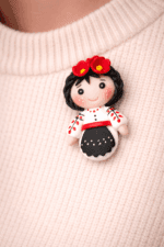 brosa-papusa-traditionala-rosu-negru-handmade-lut-polimeric-martisor-eva-art-pe-pulover