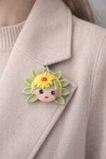 Broșă „Păpușă cu floare” galben-verde – mărțișor handmade (Eva Art)