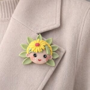 Broșă „Păpușă cu floare” galben-verde – mărțișor handmade (Eva Art)