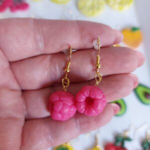 Cercei handmade Zmeură roz din lut polimeric – Cercei fructe mini | Evamia