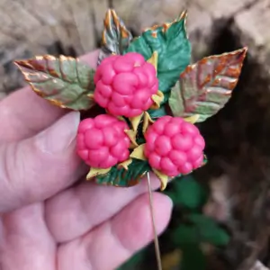 brosa handmade pin lung zmeura