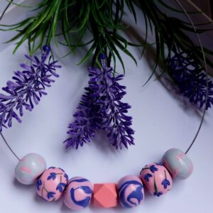 colier cu bile mov lavanda