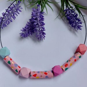 Colier Modern Roz cu Efect Terrazzo – Bijuterie Geometrică din Lut Polimeric și Foiță de Aur
