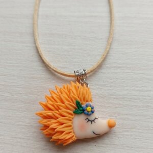 Colier handmade Arici portocaliu din lut polimeric