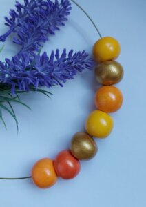 Colier handmade cu mărgele galben-portocalii