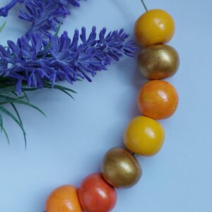 Colier handmade cu mărgele galben-portocalii