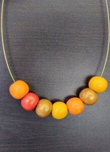 Colier handmade cu mărgele galben-portocalii aurii