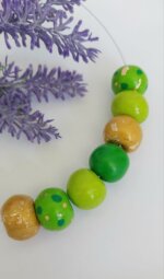 Colier handmade cu mărgele verzi și accente aurii